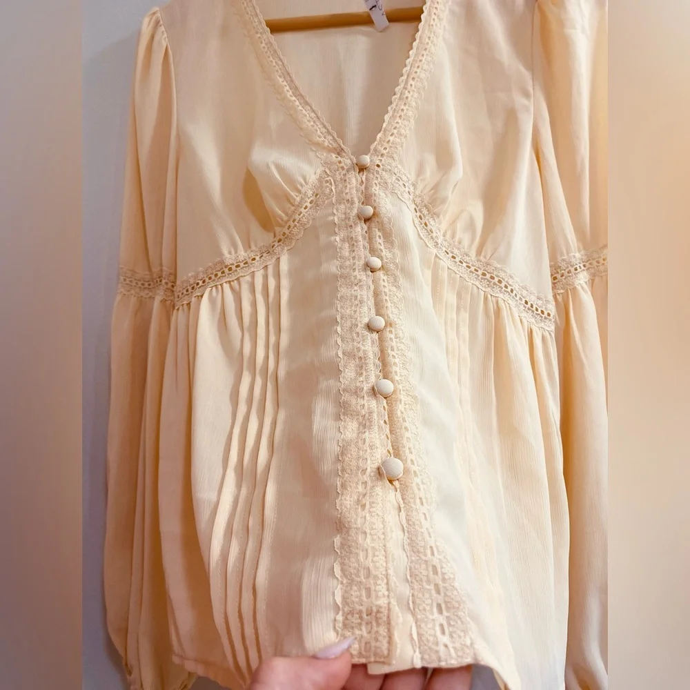 NWT ASTR THE LABEL Pendulum Sleeve Lace Trim Cream Blouse. MEDIUM - Picture 5 of 7